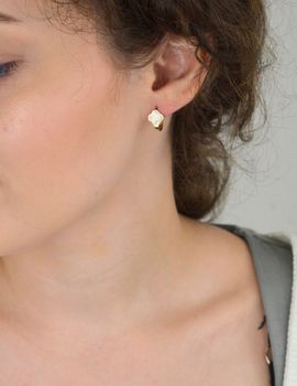 Subtelne złote kolczyki z cyrkoniami w kształcie kwiatu. Angielskie zapięcie, żółte złoto 585. Idealne dla kobiety lub dziewczynki. Świetny pomysł na prezent komunijny (2).JPG